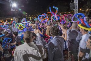 לא מקפלים בלונים, מפיצים שמחה! בלונים לחתונה